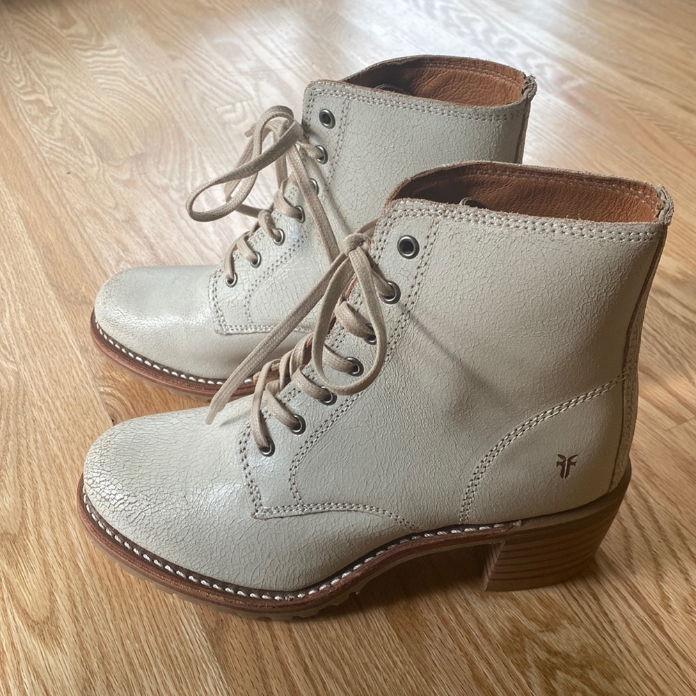 RARE Frye Sabrina 6G White Leather Retro Lace Up Combat Wood Heel Ankle Booties
